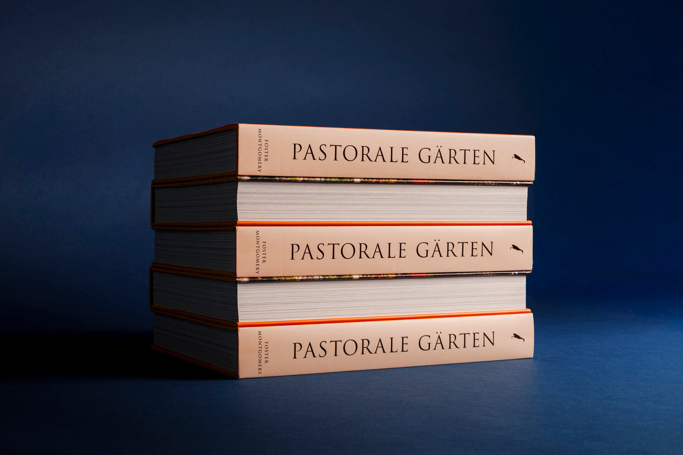 Gestapelte Exemplare des Bildbands Pastorale Gärten mit Schutzumschlag