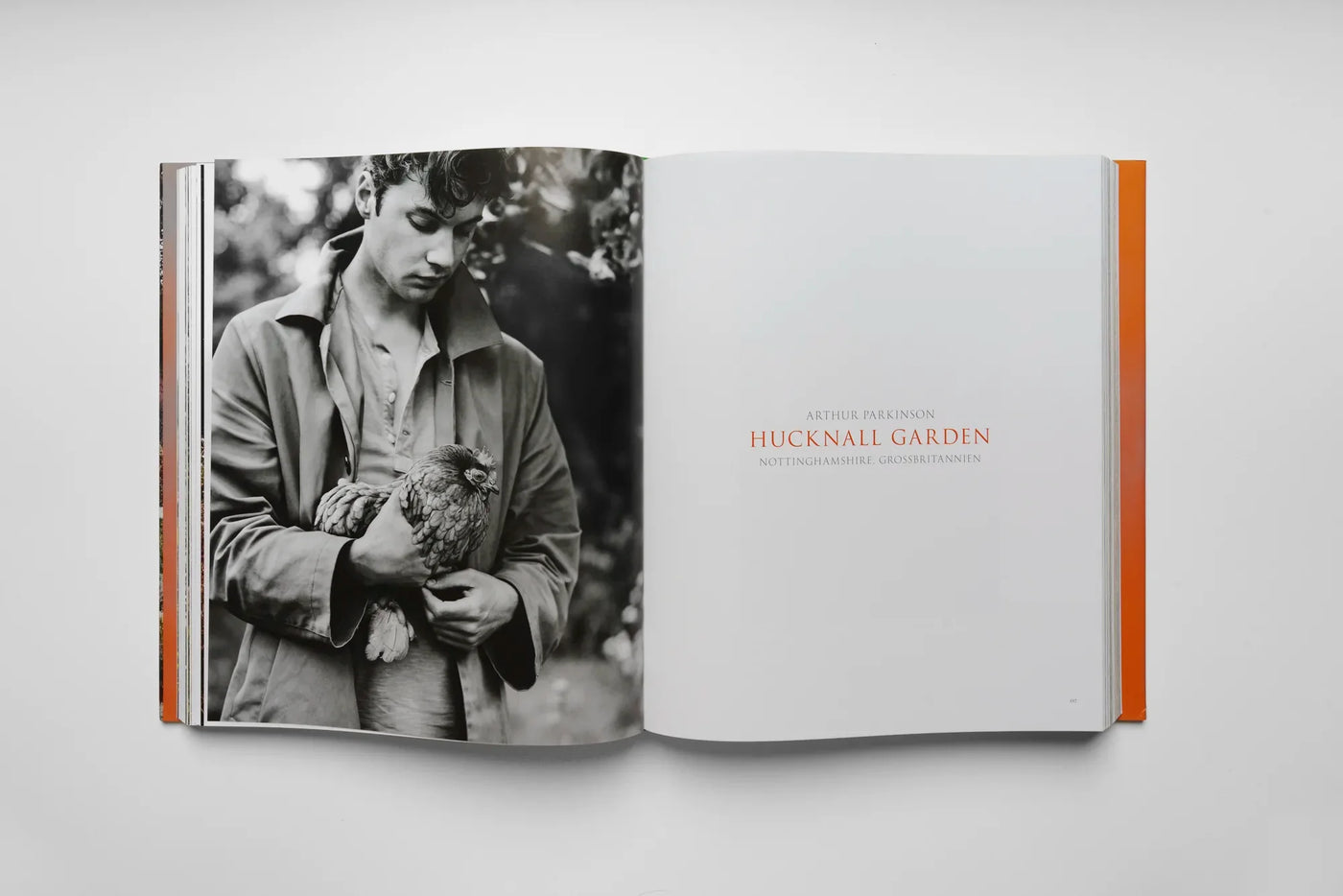 Doppelseite aus Pastorale Gärten: Kapitelauftakt Hucknall Garden von Arthur Parkinson