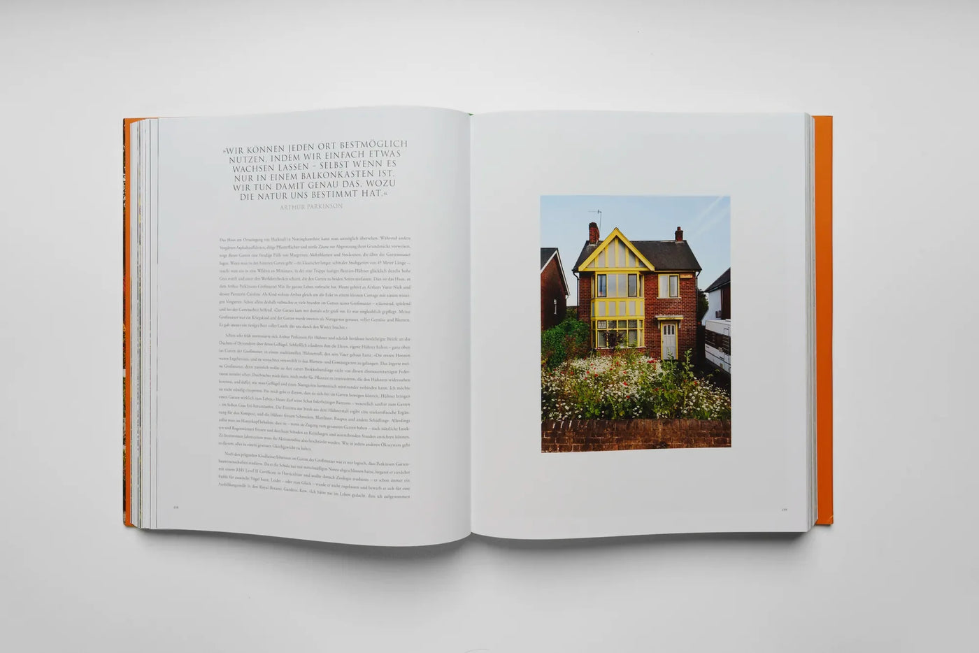 Doppelseite aus Pastorale Gärten: Hucknall Garden, Text und Vorgarten mit gelbem Haus