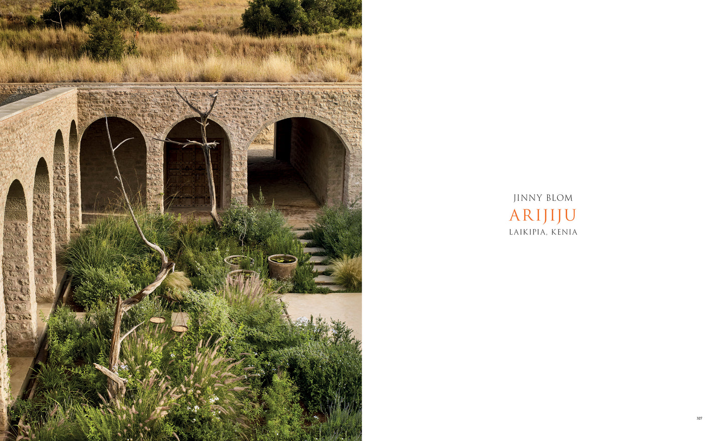 Jinny Blom Arijiju Laikipia Kenia – Innenhof mit Steinarkaden und üppiger Bepflanzung, Bildband Pastorale Gärten